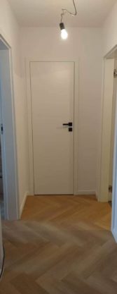 Čistota a jednoduchosť - biele interiérové dvere namontované v chodbe prešovského bytu.