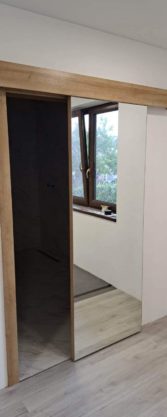 Posuvné interiérové dvere v akcii. Zákazník z Prešova si nechal nami pripraviť tieto špeciálne dvere - posuvné s provrchovou úpravou zrkadlo.